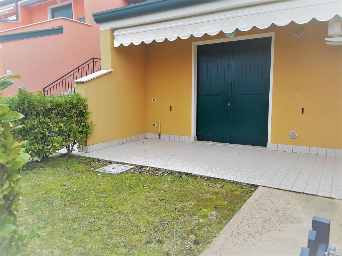 Iris 20 In Posizione Strategica, Indipendente, All'Interno Del Villaggio Dei Fiori Каорле Екстер'єр фото